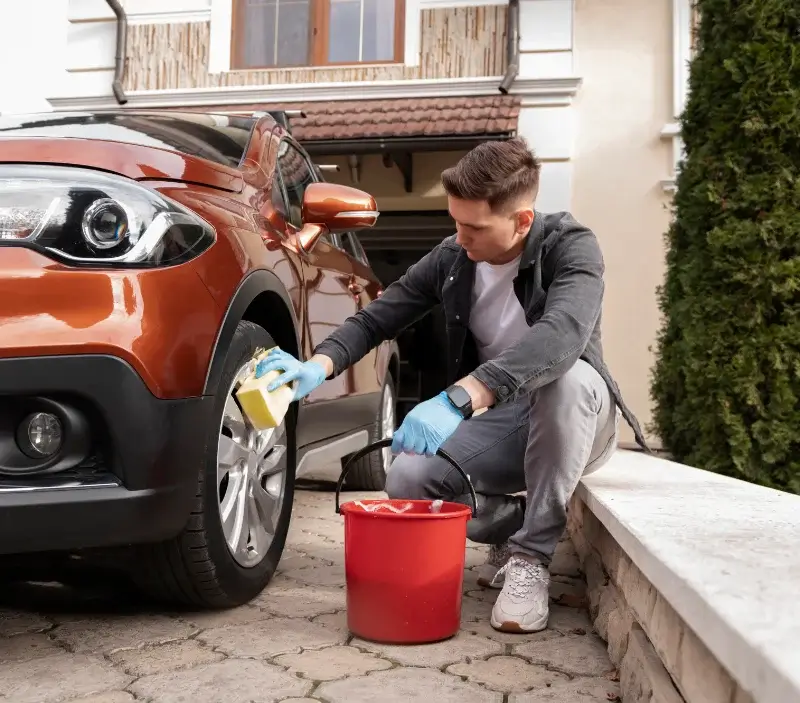 Lavage auto à domicile Larra : professionnel intervenant sur un véhicule